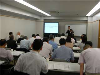 AIF経営研究会で講演する所長