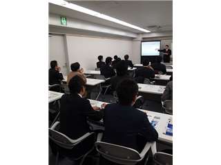 セミナーで講義をする所長